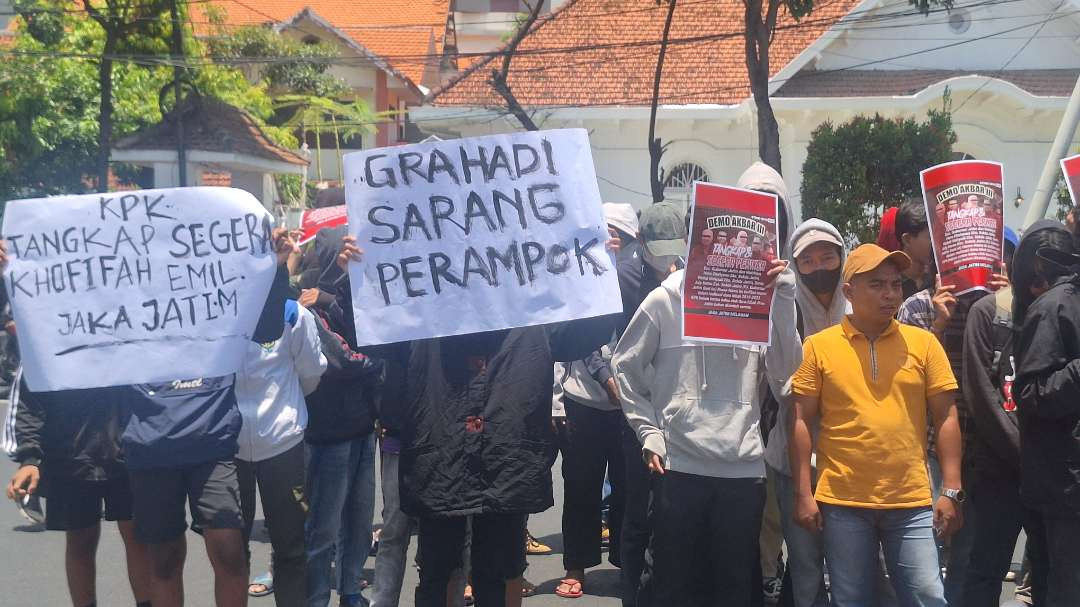 Suasan demonstrasi damai oleh Jaka Jatim, menuntut agar KPK mengusut tuntas kasus korupsi dana hibah Pemprov Jatim, di depan Gedung Negara Grahadi, Selasa 1 Oktober 2024. (Foto: Julianus Palermo/Ngopibareng.id)