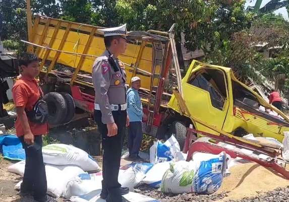 Truk pengangkut pakan ternak ringsek berat pasca-ditabrak KA Pandalungan. (Foto: Ikhsan Mahmudi/Ngopibareng.id)