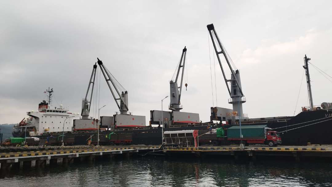 Aktivitas di Pelabuhan Tanjungwangi Banyuwangi (foto : Muh Hujaini/Ngopibareng.id)