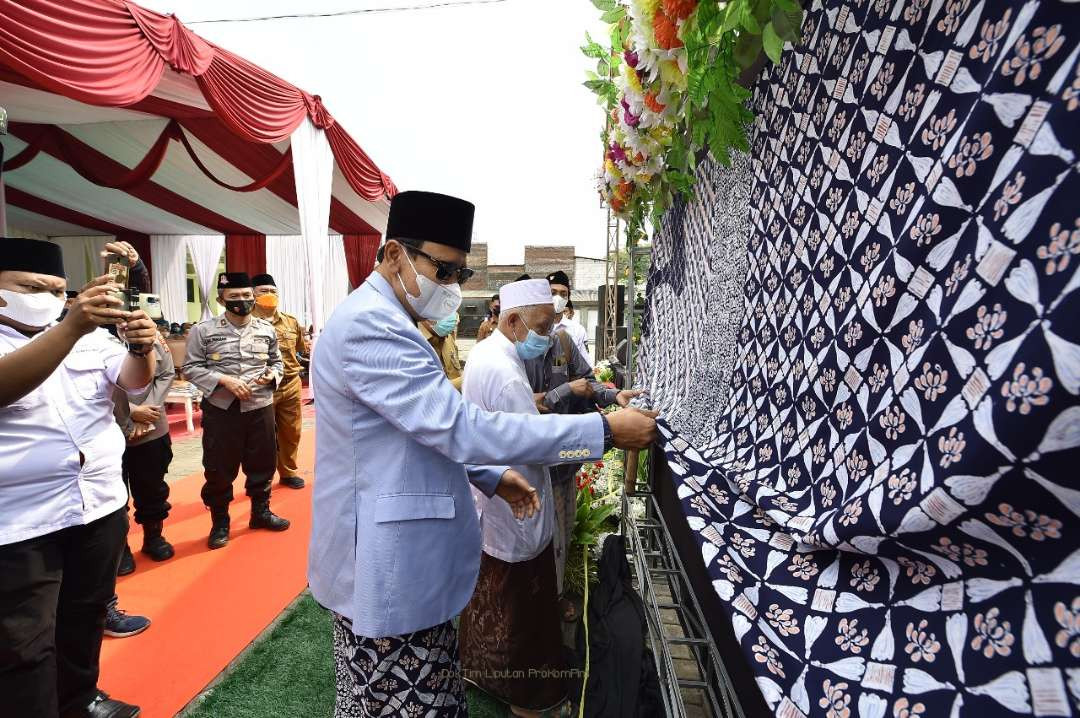 Ilustrasi. Mantan Bupati Pasuruan, HM Irsyad Yusuf (Gus Irsyad) melaunching Sarung Batik Pakrida khas Kabupaten Pasuruan.