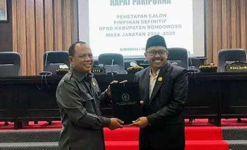 Ketua DPRD Bondowoso sementara, Tohari (kopiah) menyerahkan dokumen penetapan 4 pimpinan DPRD 2024-2029 kepada Sekretaris DPRD, Solikhin untuk diserahkan Gubernur Jatim.(Foto: Guido/Ngopibareng.id)