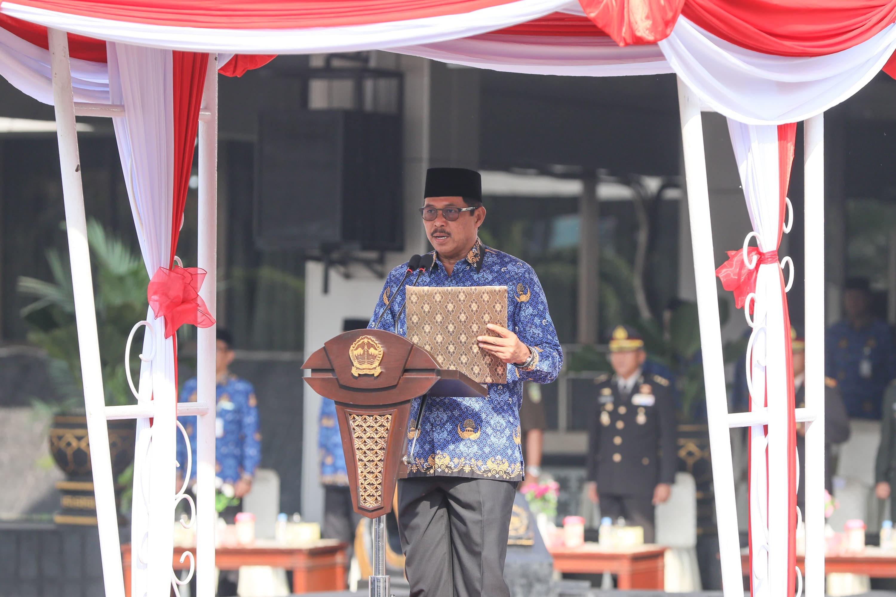 Pj Gubernur Jawa Tengah, Nana Sudjana saat membacakan sambutan dalam upacara Hari Kesaktian Pancasila. (Foto: Pemprov Jateng)