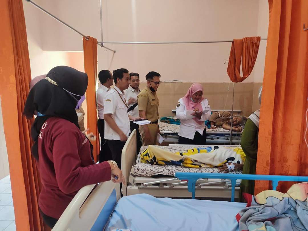 Sebanyak 22 Warga Desa Ampel Gading dirawat di Puskesmas Boro dan di Klinik Pelita Husada kecamatan Selorejo Kabupaten Blitar diduga keracunan makanan di acara hajatan. (Foto: Choirul Anam/Ngopibareng.id)