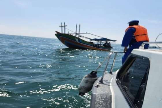 Satpolairud Polres Lamongan ketika melakukan penangkapan kapal nelayan jaring trawl. (Foto : Istimewa)