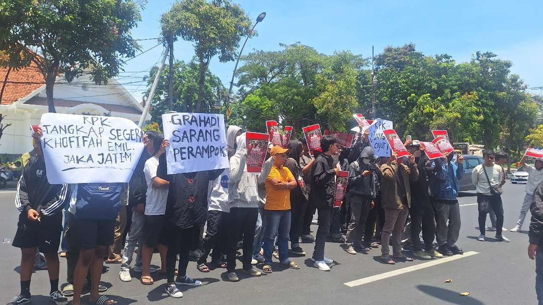 Suasana demonstrasi dari massa aksi Jaringan Kawal Jawa Timur (Jaka Jatim), saat menuntut pengusutan secara tuntas kasus korupsi dana hibah Pemprov Jatim oleh KPK, Selasa 1 Oktober 2024. (Foto: Julianus Palermo/Ngopibareng.id)