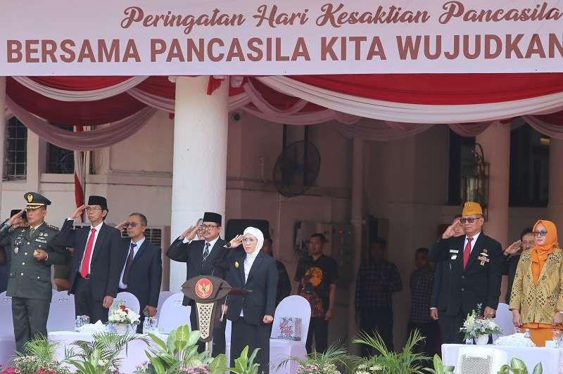 Prosesi upacara peringatan Hari Kesaktian Pancasila di Balai Kota Surabaya, Selasa 1 Oktober 2024. (Foto: Humas Pemkot Surabaya)