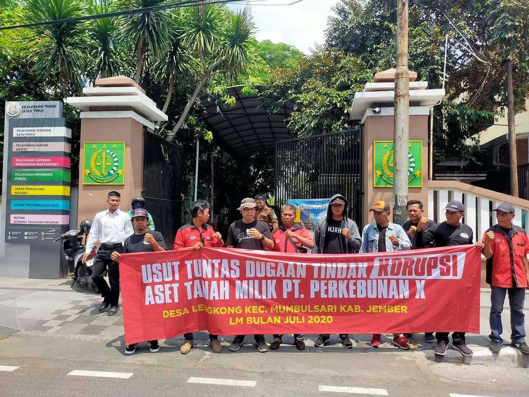 Warga saat melakukan aksi unjuk rasa di depan Kantor Kejati Jatim (Foto: Dokumentasi peserta aksi)