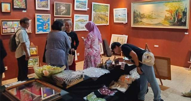 Keluarga besar keturunan Mas Djojosoediro sedang pamer karya di Galeri Merah Putih Surabaya. Ya Silaturahmi Keluarga, Ya Pameran Seni. (Foto:Ngopibareng.Id/ma)