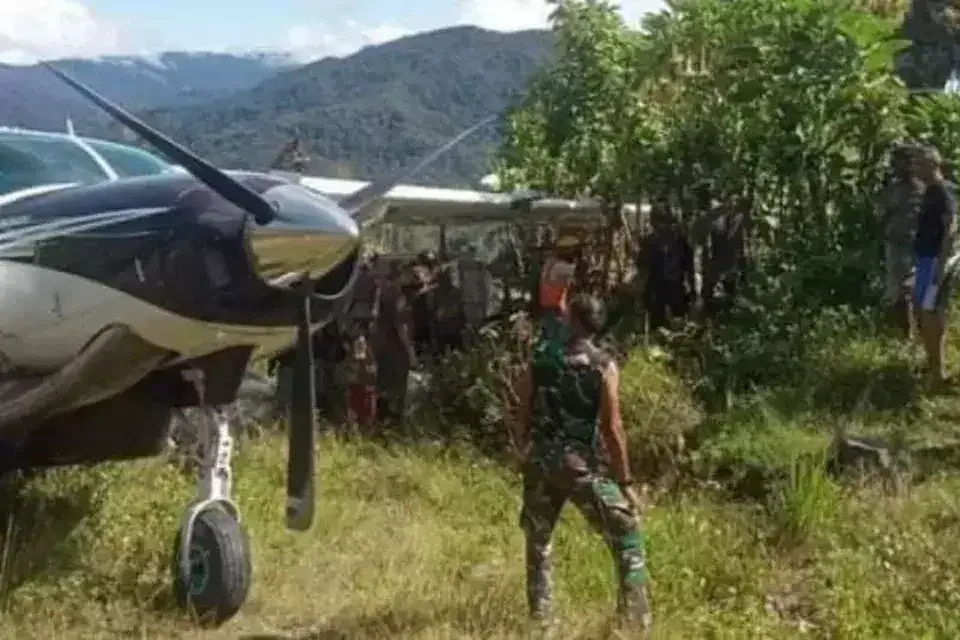 Pesawat milik Smart Air Aviation Cakrawala mengalami insiden tergelincir di Kampung Pogapa, Distrik Homeyo, Kabupaten Intan Jaya, Papua Tengah. (Foto: Ant)