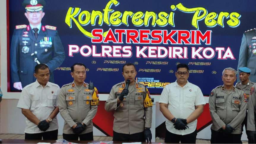 Kapolres Kediri Kota AKBP Bramastyo Priaji pimpin gelar perkara penganiaya hingga tewas. (Foto: Fendi Lesmana/Ngopibareng.id)