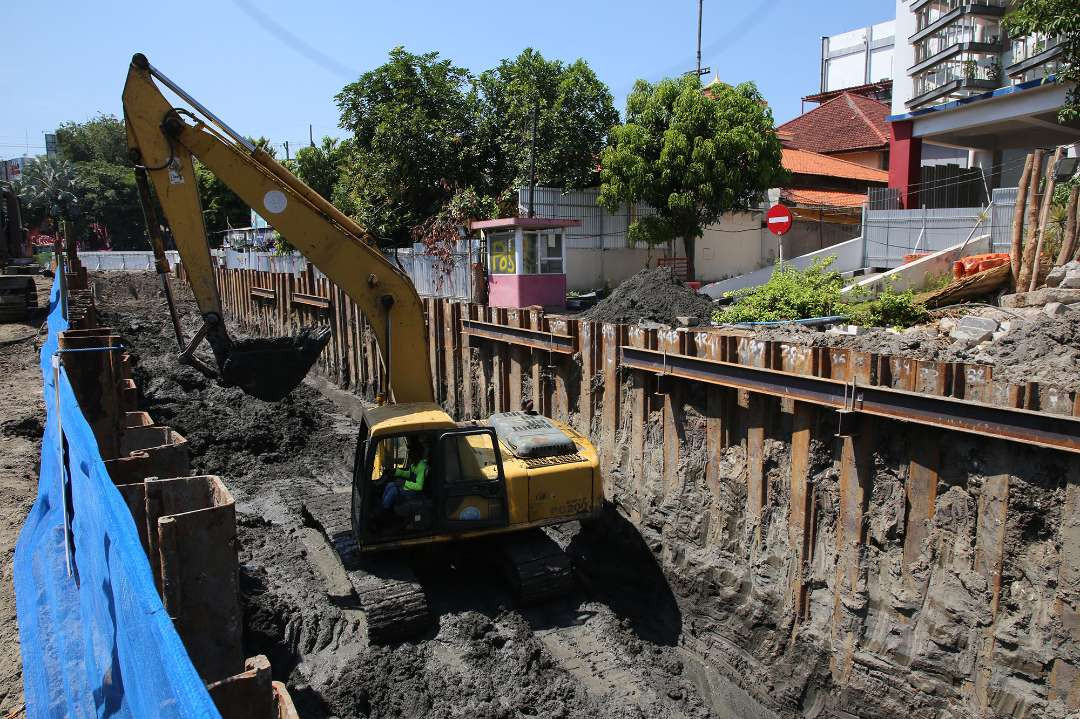 Proyek pembangunan terowongan bawah tanah penghubung TIJ-KBS yang ditargetkan selesai November mendatang. (Foto: Julianus Palermo/Ngopibareng.id)