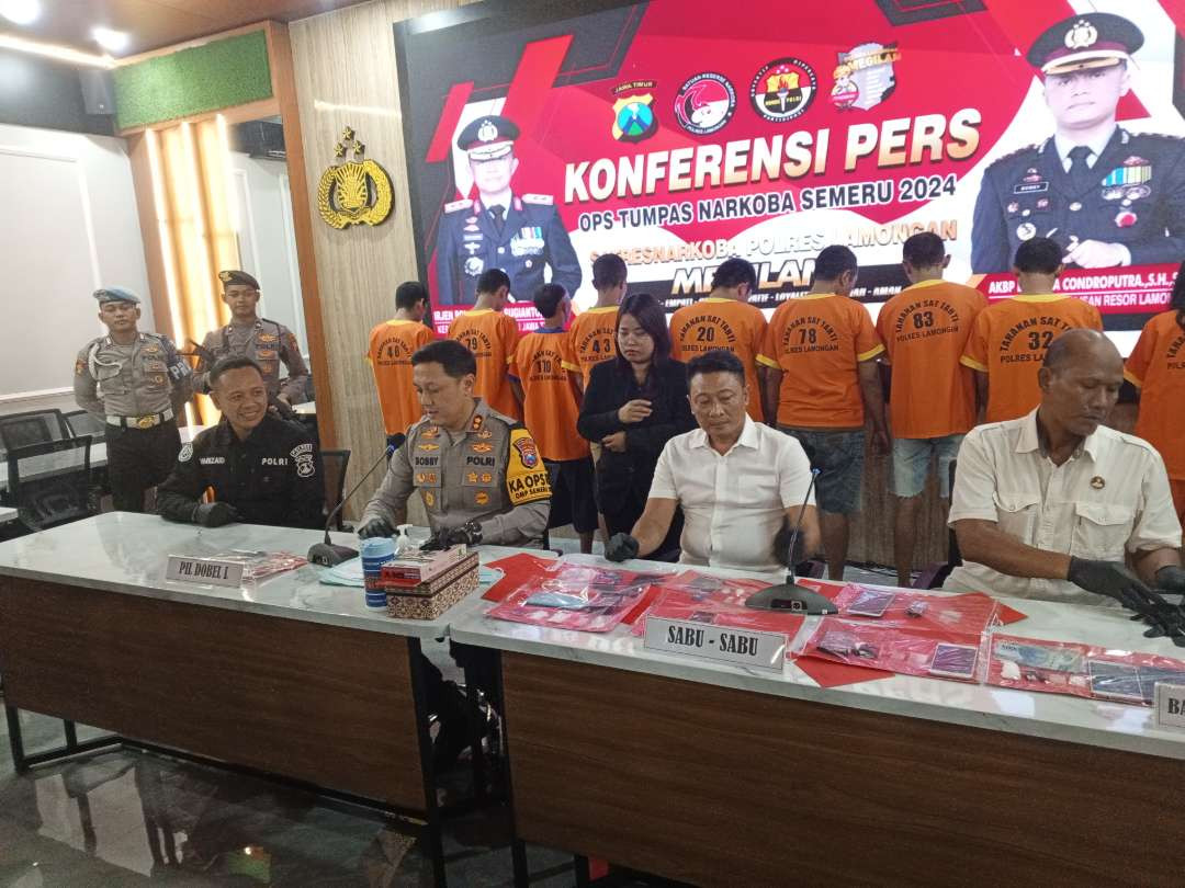 Kapolres Lamongan, AKBP Bobby Chondro Putra saat konferensi pers kasua narkoba. (Foto: Imron Rosidi/Ngopibareng.id)