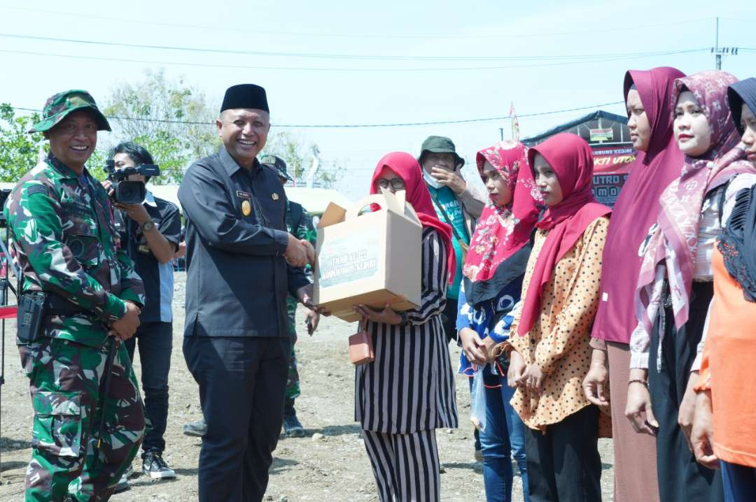 Pemukulan gong oleh Pjs Bupati Kediri menjadi tanda dibukanya kegiatan TMMD (istimewa)