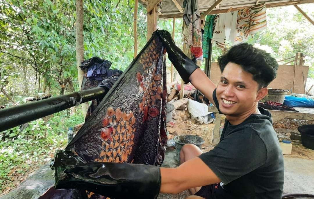 Musaffa Safril, Ketua PW Ansor Jawa Timur, Kunjungi Pengrajin Batik Tradisional di Pamekasan. (Foto: ansor jatim for ngopibareng.id)