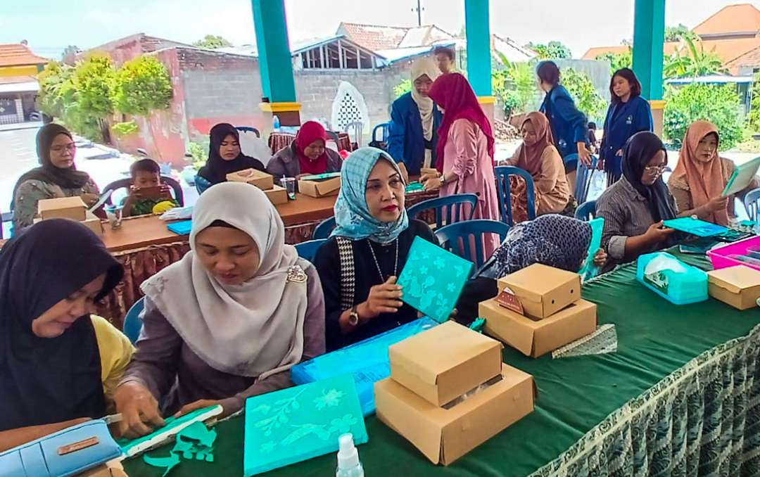 Pelatihan desain kreatif Solar Printing di Sidoarjo. (Foto: Aini/Ngopibareng.id)