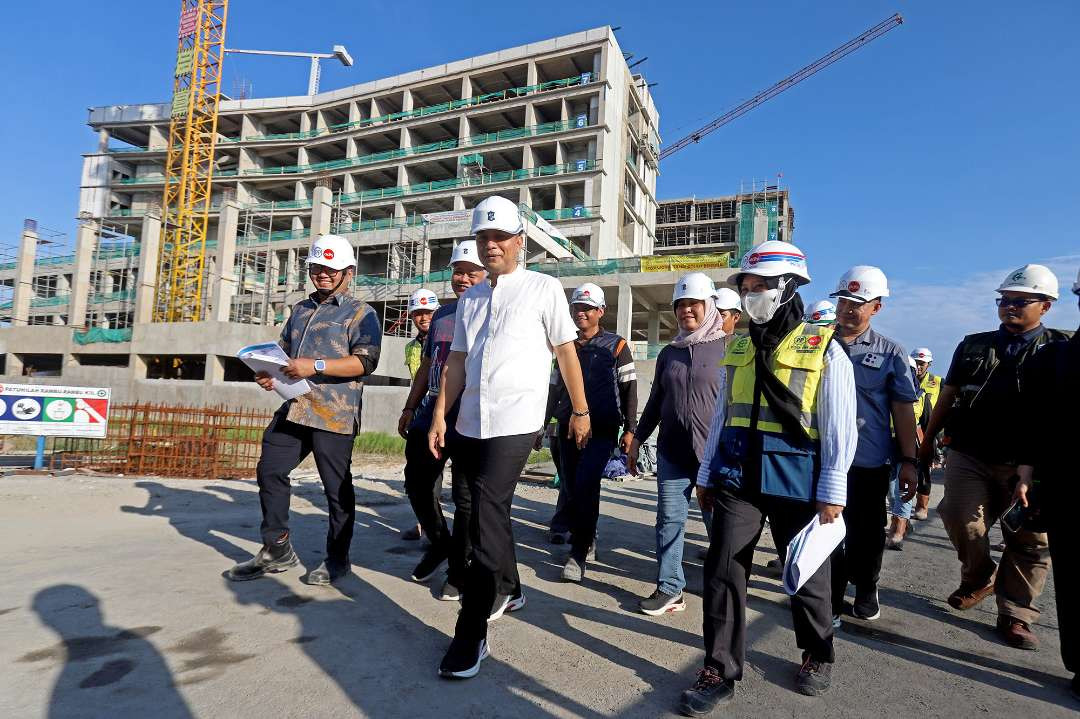 Walikota Surabaya Eri Cahyadi saat meninjau pembangunan RSUD Surabaya Timur. (Foto: Julianus Palermo/Ngopibareng.id)