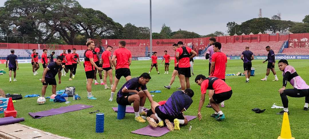 Pemain Persik Kediri terlihat berlatih ringan di pinggir lapangan stadion Brawijaya Kediri. (Foto: Fendi Lesmana/ngopibareng.id)