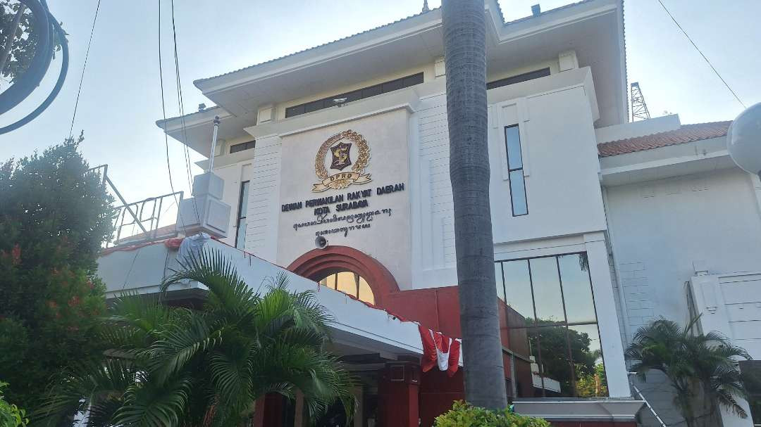 Gedung DPRD Kota Surabaya, Jalan Yos Sudarso, Embong Kaliasin. Hingga saat ini, surat rekomendasi pimpinan DPRD Surabaya masih belum disetor PDI Perjuangan. (Foto: Julianus Palermo/Ngopibareng.id)