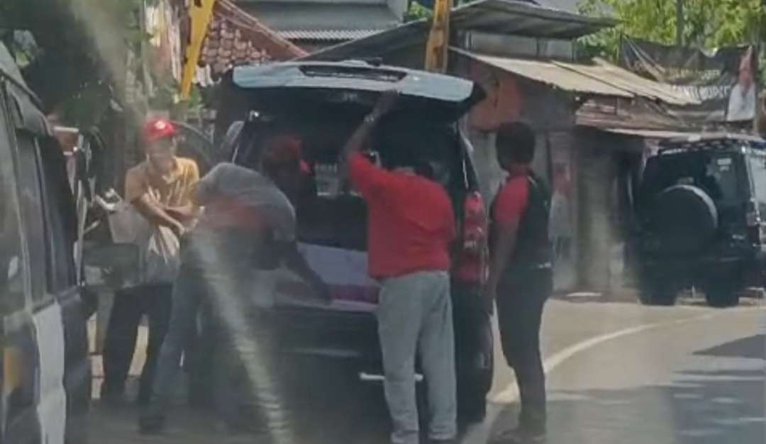 Mobil pelat merah yang sedang mengangkut baliho ucapan selamat HUT TNI ke-79 (Foto: Tangkapan layar video)