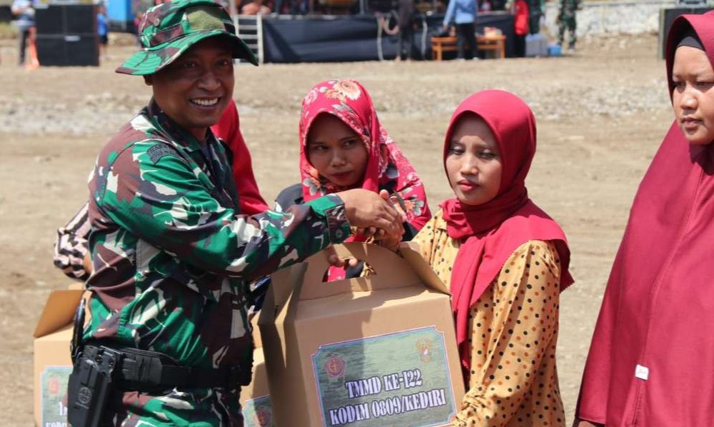 Dansatgas TMMD ke 122 Kodim 0809/Kediri berikan paket sembako untuk pemenuhan gizi warga lereng Gunung Wilis untuk  cegah stunting. (Foto: Istimewa)