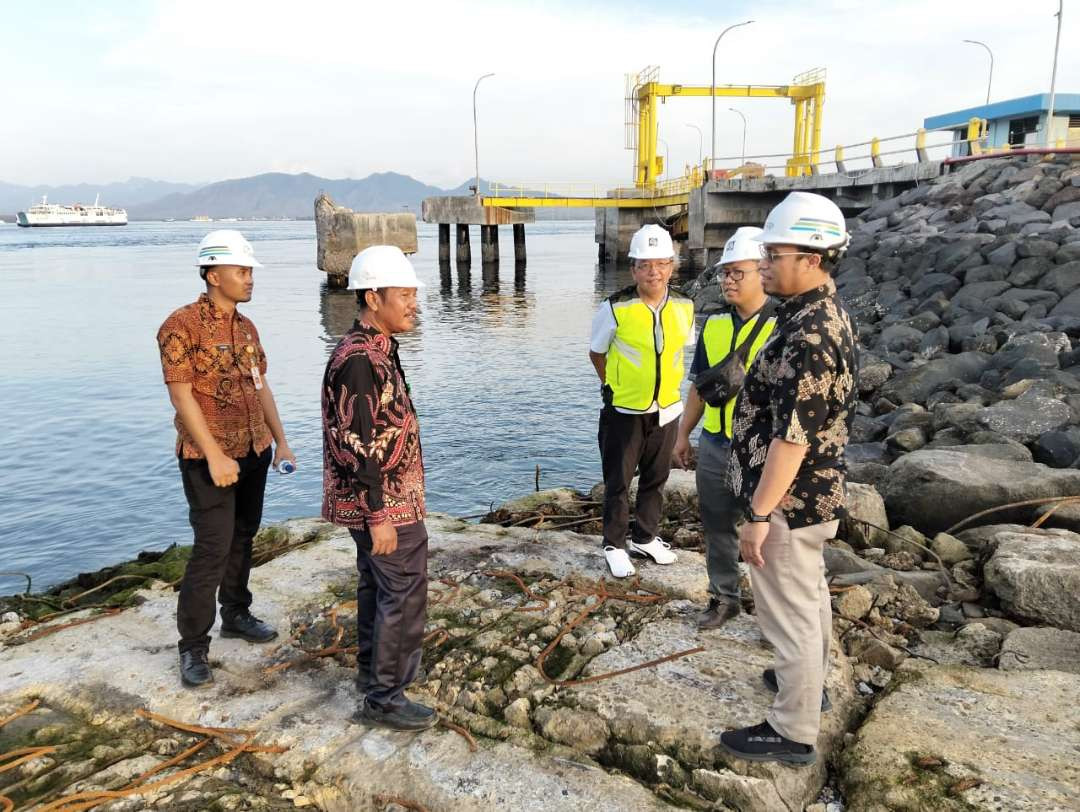 Dishub Provinsi Jawa Timur melakukan survei ke dermaga LCM 3 bersama konsultan perencanaan. (Foto: Istimewa)