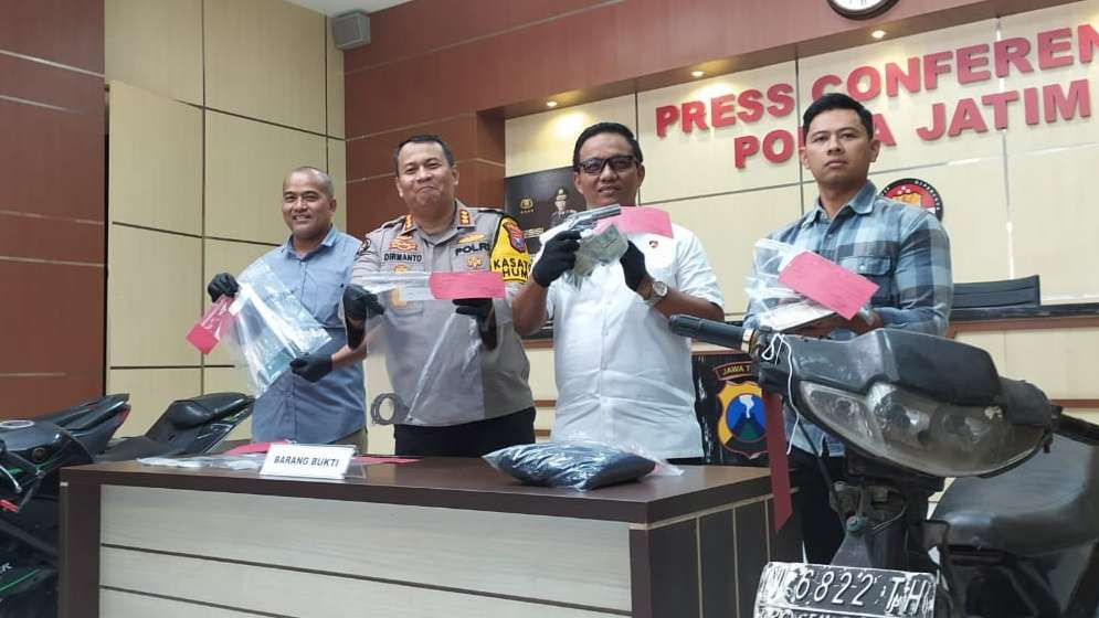 Kabid Humas Polda Jatim, Kombes Pol Dirmanto beserta jajaran menunjukkan barang bukti tindak pidana pemerasan di Mapolda Jatim, Surabaya, Kamis 3 Oktober 2024. (Foto: Tangkapan Layar)