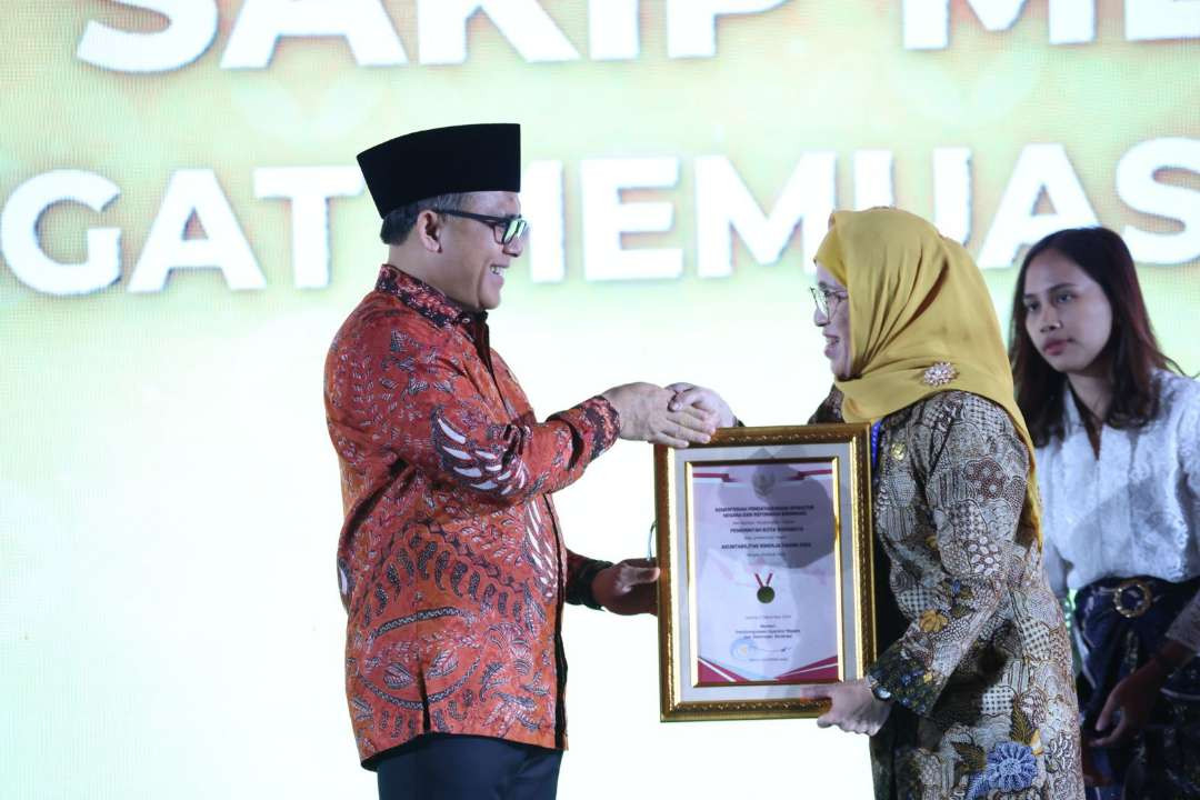 Penghargaan SAKIB terbaik diserahkan langsung oleh Menteri Pendayagunaan Aparatur Negara dan Reformasi Birokrasi (PAN RB), Abdullah Azwar Anas. (Foto: Dok Pemkot Surabaya)