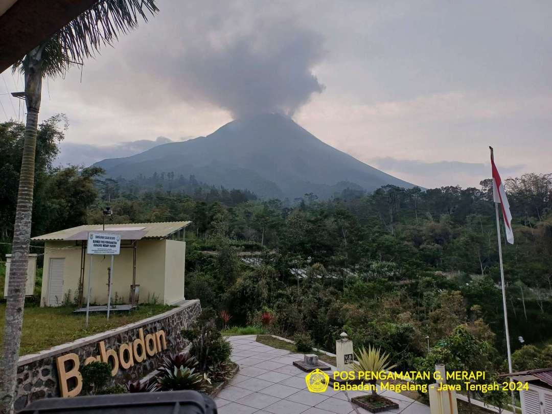 Gunung Merapi dilihat dari pos pemantauan Babatan, Magelang, Jawa Tengah, pada Kamis 3 Oktober 2024. (Foto: dok. magma.esdm)