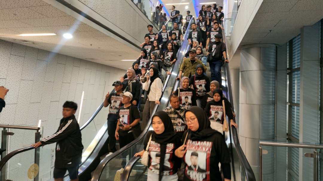 Penonton konser Dewa 19 keluar dari lokasi acara di Grand City, Surabaya, Kamis 3 Oktober 2024 malam. (Foto: Fariz Yarbo/Ngopibareng.id)