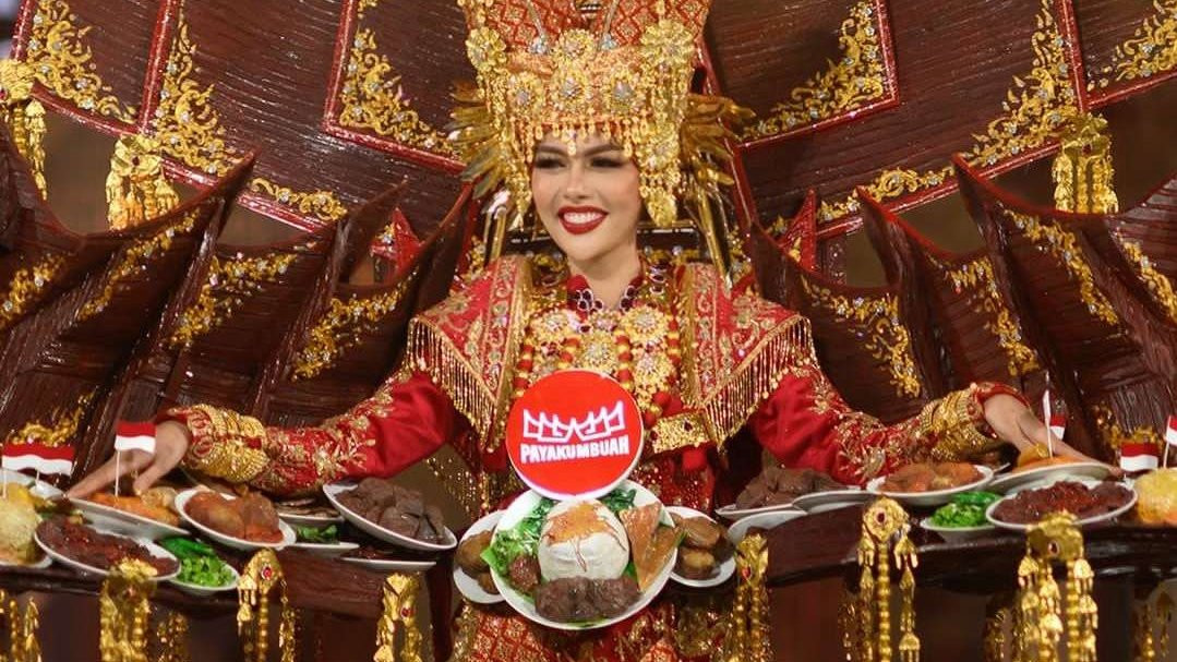 Nova Liana, Miss Grand Indonesia 2024 memakai kostum nasional Rumah Makan (RM) Padang Payakumbuah. (Foto: Instagram)