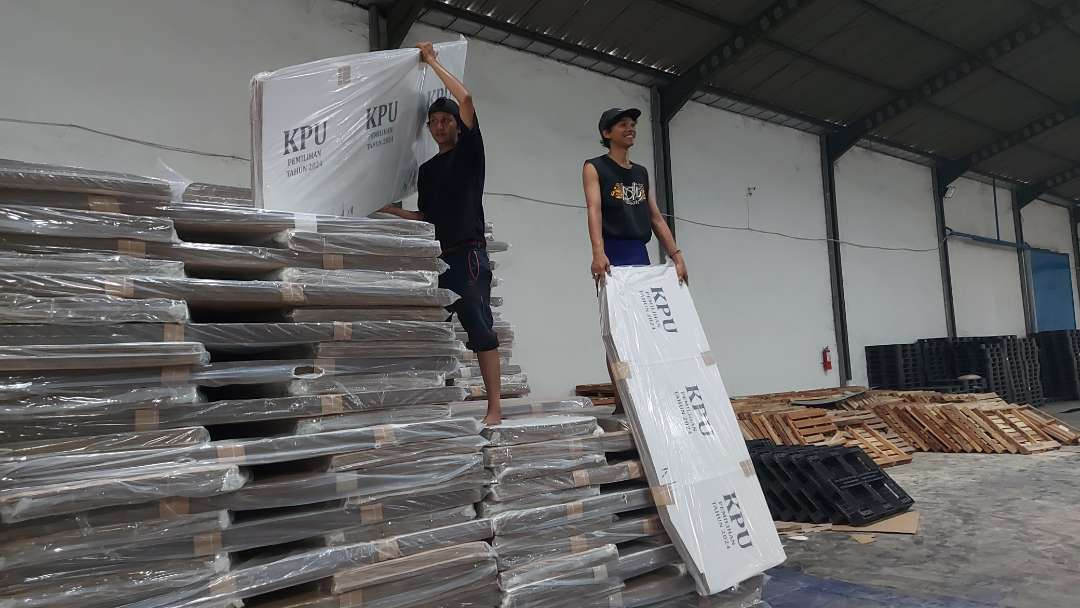 Logistik Pilkada Serentak 2024 berupa bilik suara yang mulai diterima oleh KPU Kota Surabaya dan disimpan di gudang kawasan Margomulyo. (Foto: Julianus Palermo/Ngopibareng.id)