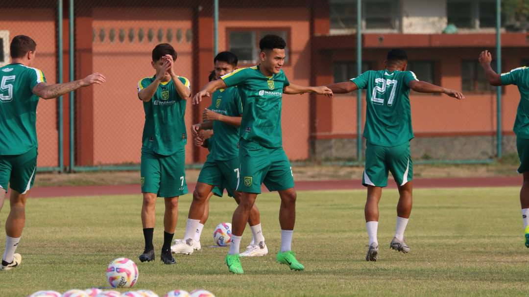 Pemain Persebaya menjalani latihan di Lapangan Thor, Surabaya, Kamis 3 Oktober 2024. (Foto: Fariz Yarbo/Ngopibareng.id)