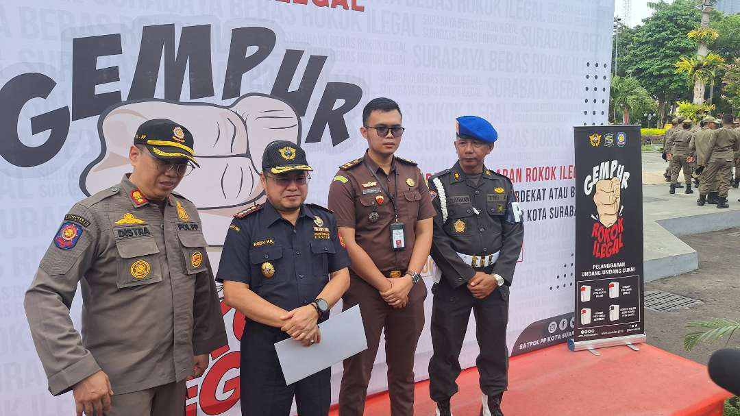 Jajaran Bea Cukai Sidoarjo, Satpol PP Kota Surabaya, dan Kogartap III Surabaya menjelaskan operasi gabungan gempur rokok ilegal, yang terlaksana sejak 30 September 2024. (Foto: Julianus Palermo/Ngopibareng.id)