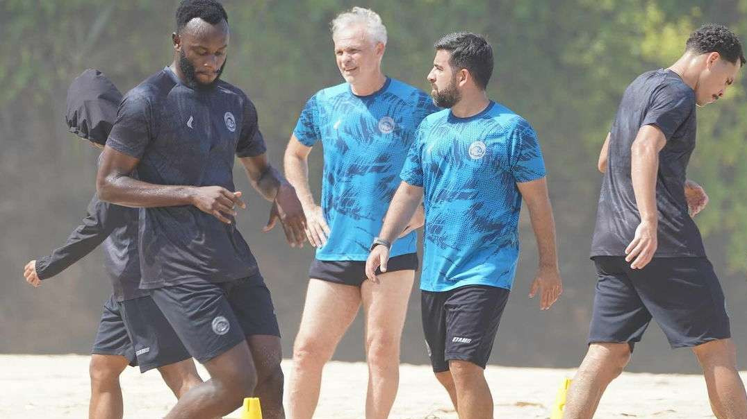 Pelatih Arema FC, Joel Cornelli (rambut putih) ingin ke pantai Malang Selatan lagi. (Foto: Arema FC)