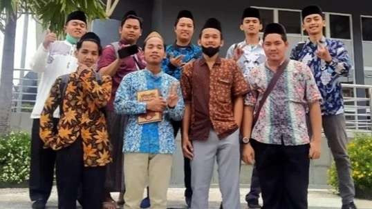 Para mahasantri Ma'had Aly Tebuireng Jombang mengenakan baju batik beraneka ragam. Ini menunjukkan keragaman yang terbingkai dalam falsafah Bhineka Tunggal Ika. (Foto: ma’had Aly for ngopibareng.id)