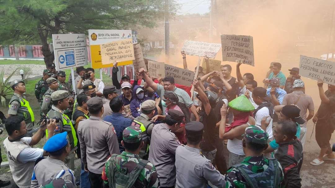 Aksi demonstrasi di depan Kantor Peramina EP Field Cepu. (Foto: Ahmad Sampurno/Ngopibareng.id)