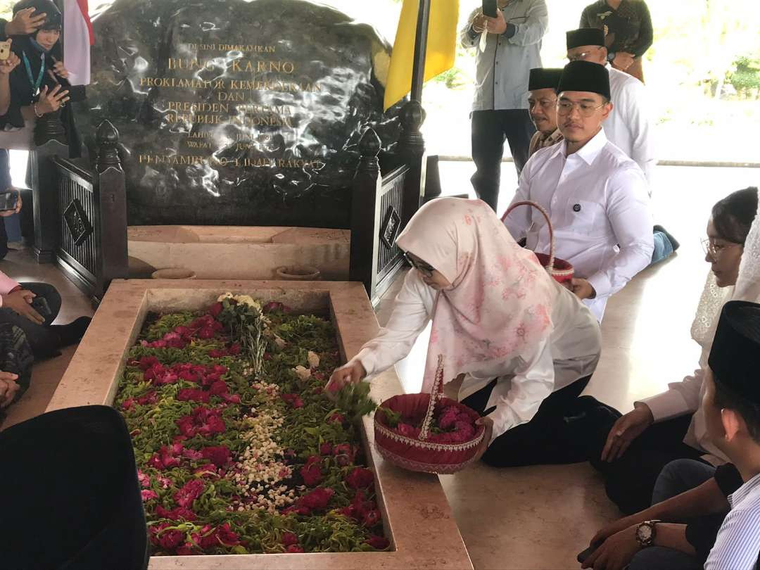 Kaesang Pangarep bersama calon Bupati dan Wakil Bupati Blitar, Rini Syarifah-Abdul Ghoni serta calon Wakil Walikota Blitar, Elim Tyu Samba ziarah ke makam Bung Karno di Blitar, Kamis 3 Oktober 2024. (Foto: Choirul Anam/Ngopibareng.id)