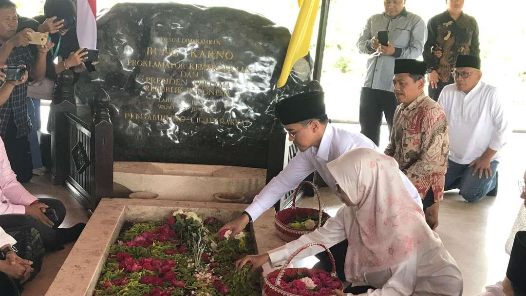 Ketua Umum DPP PSI Kaesang Pangarep berziarah ke Makam Bung Karno di Bendogerit Kecamatan Sananwetan Kota Blitar Kamis 3 Oktober 2024. (Foto: Choirul Anam/Ngopibareng.id)