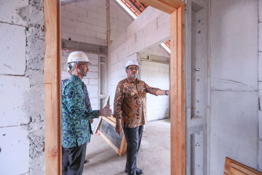 Pj Gubernur Jawa Tengah, Nana Sudjana, mengecek langsung progres pembangunan rumah tersebut pada Kamis, 3 Oktober 2024. Saat ini, pembangunan telah mencapai 80%, dan diperkirakan warga dapat menempati rumah-rumah tersebut pada akhir tahun 2024. (Foto: Pemprov Jawa Tengah)