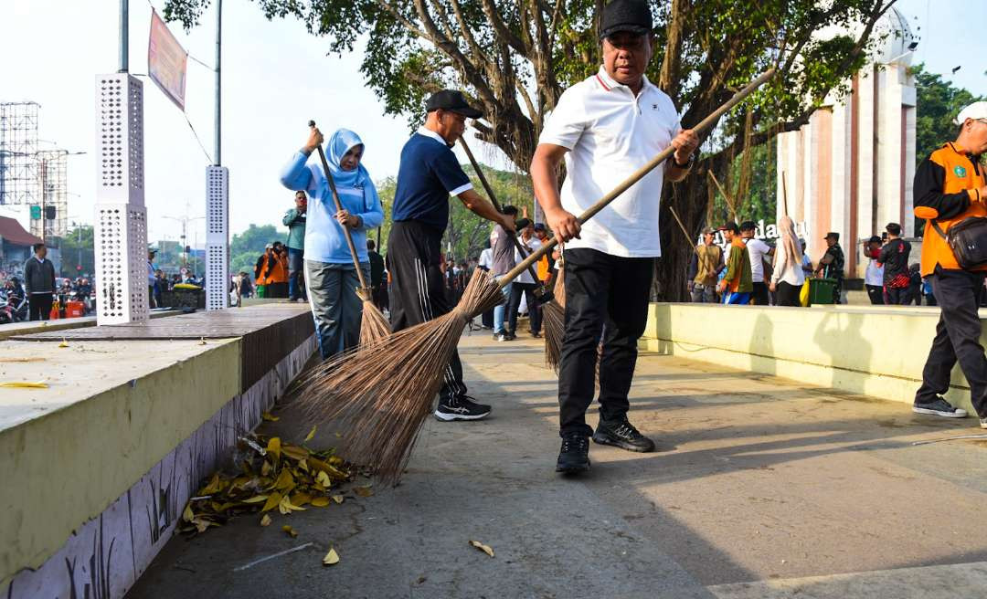 Kerja bakti masal ASN Sidoarjo di Monumen Jayandaru (Foto : Aini/Ngopibareng.id)