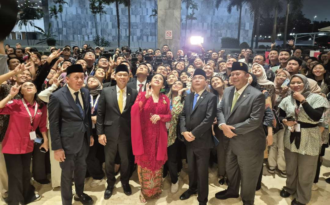 Pimipinan DPR foto bersama anggota dalam suasana euforia (Foto: Istimewa)