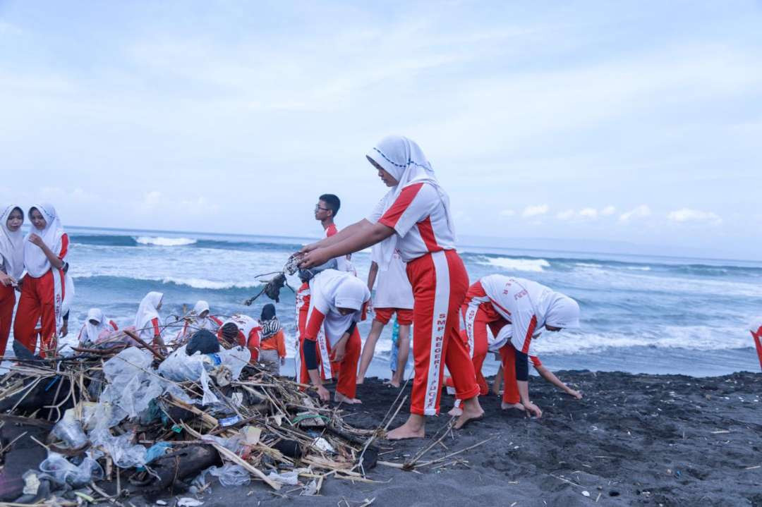 Pelajar dilibatkan dalam kegiatan bersih-bersih di Pantai Pancer Puger, Jember, Jawa Timur. (Foto: Dokumentasi Diskominfo Jember)