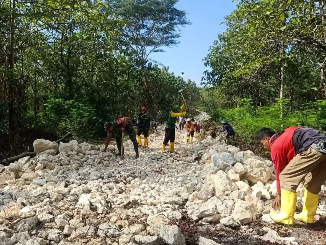 TNI dan rakyat Blora gotong royong bangun jalan dalam pelaksanaan TMMD ke-113 di Desa Pengkoljagong Kecatan Jati. (Foto: Ahmad Sampurno/Ngopibareng.id)