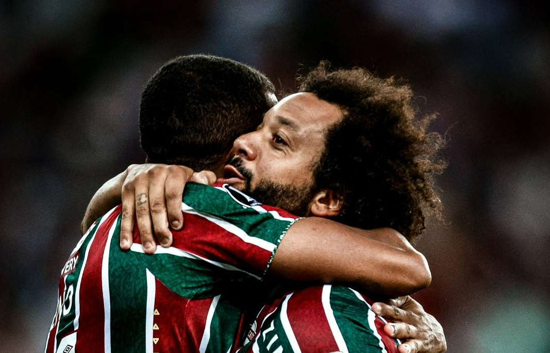 Marcelo memeluk rekan satu timnya usai Fluminense mengalahkan Cruzeiro