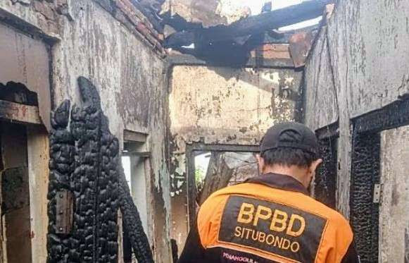 Anggota BPBD Situbondo, Jumat 4 Oktober 2024 pagi menyelidiki bangunan rumah milik nenek di Asembagus, Situbondo yang hangus terbakar. (Foto: Humas BPBD Situbondo)