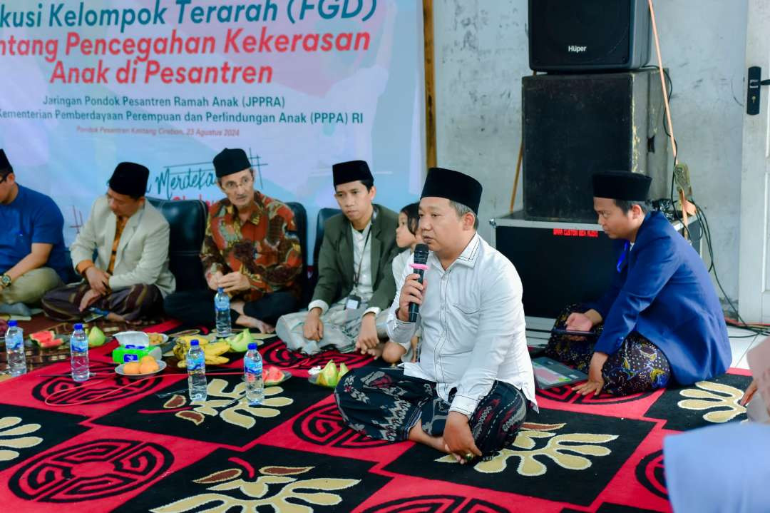 Koordinator Sekretariat Nasional (JPPRA), Kiai Yoyon S. Amin, saat membuka acara Diskusi Kelompok Terarah (FGD) tentang Pencegahan Kekerasan Anak di Pesantren bersama Kementerian Pemberdayaan Perempuan dan Perlindungan Anak (PPPA) di Pondok Pesantren Ketitang Cirebon, Jumat, 23 Agustus 2024. (Foto: JPPRA)