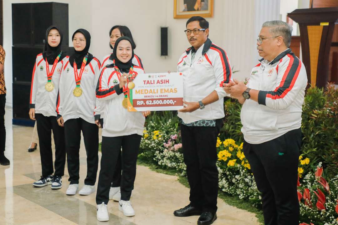 Pj Gubernur Jateng, Nana Sudjana, memberi tali asih dan dana pembinaan senilai Rp60,6 miliar kepada para atlet dan pelatih kontingen Jawa Tengah.  (Foto: Pemprov Jateng)