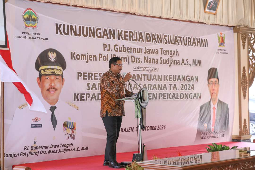 Penjabat (Pj) Gubernur Jawa Tengah, Nana Sudjana, meresmikan delapan proyek infrastruktur penting di Kabupaten Pekalongan pada Kamis, 3 Oktober 2024.  (Foto: Pemprov Jateng)