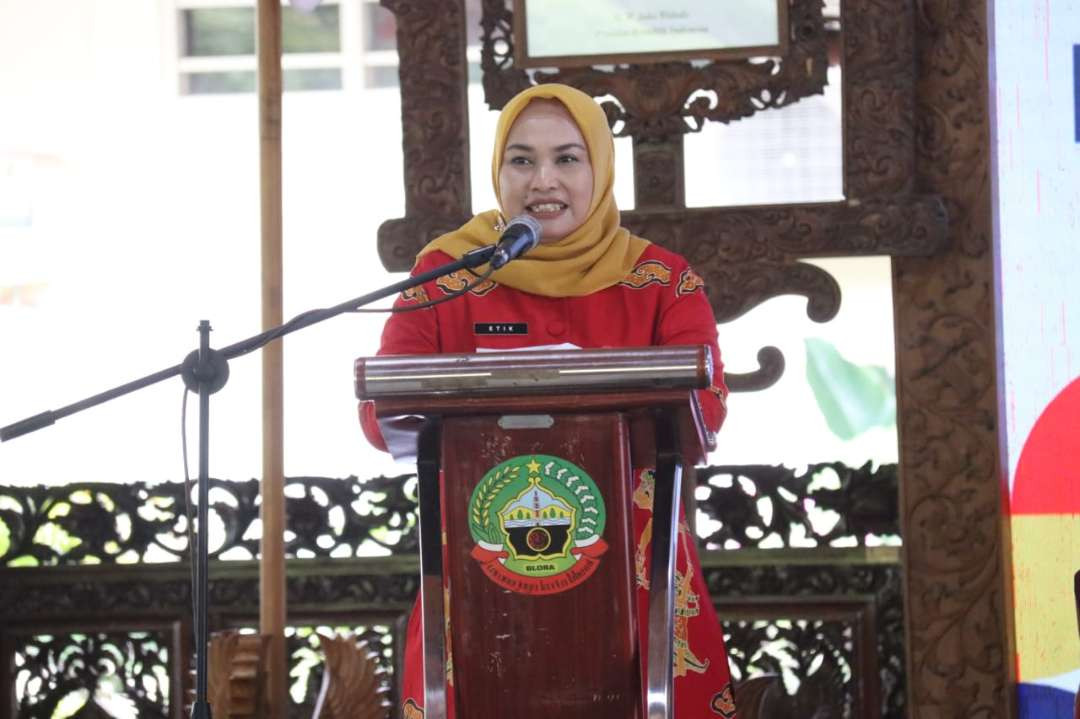 Plt Bupati Blora Tri Yuli Setyowati saat penyerahan SK Pensiun Pegawai Pemkab Blora. (Foto: Ahmad Sampurno/Ngopibareng.id)