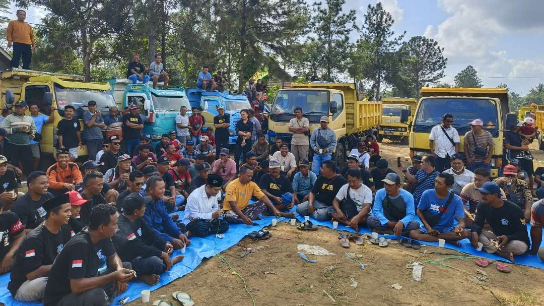 Para sopir dump truk bertemu dengan calon Bupati Banyuwangi nomor urut 2, M. Ali Makki Zaini (Foto: Istimewa)